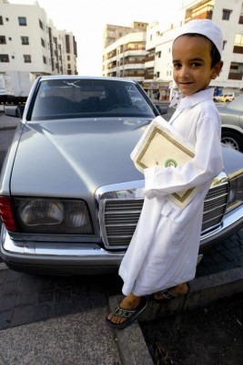 Niño saudí con un ejemplar del Corán