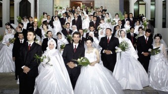 Treinta y seis parejas sirias durante una boda múltiple en un centro deportivo