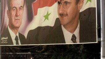 Cartel con las imágenes del fallecido presidente sirio Hafez al-Assad y su hijo Bashar al-Asad