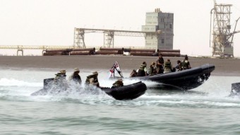 Marines estadounidenses y tropas británicas patrullan las aguas de Basora en el sur de Iraq como parte de una campaña contra el contrabando de petróleo