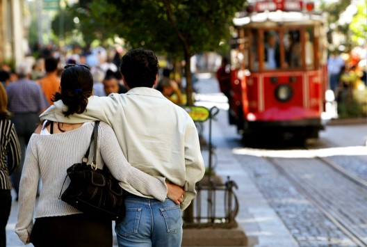 Una pareja pasea abrazada por el centro de Estambul
