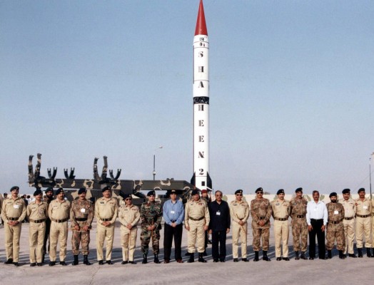 El presidente de Pakistán, general Pervez Musharraf, posa con científicos, ingenieros y oficiales antes de la prueba de un misil de fabricación nacional de largo alcance con capacidad nuclear