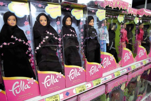 Varios ejemplares de la muñeca Fulla expuestos en una estantería de los almacenes de juguetes ‘Toys R Us’