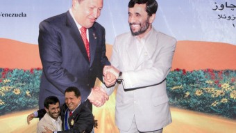 El presidente iraní, Mahmud Ahmadineyad (izquierda), impone a su homólogo venezolano, Hugo Chávez, el medallón de honor por sus esfuerzos contra el imperialismo
