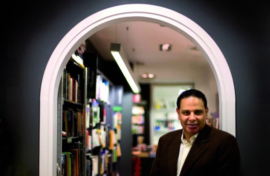 El escritor egipcio Alaa Al Aswany en la librería de Barcelona donde presentó su obra “El Edificio Yacobián”