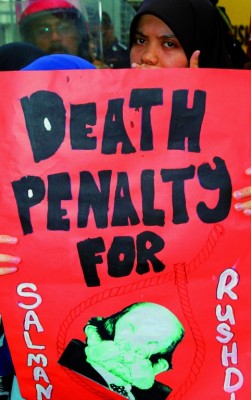 Pancarta pidiendo la pena de muerte para el escritor Salman Rushide durante una manifestación