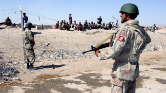 Soldados paramilitares paquistaníes hacen guardia en el paso de Chaman en la frontera con Afganistán