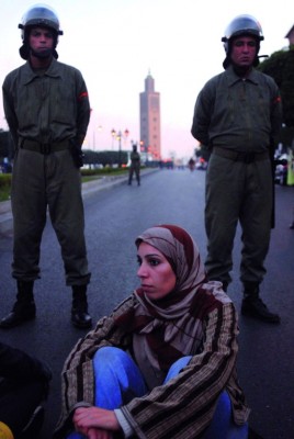 Agentes de la policía controlan la manifestación que miembros de cuatro organizaciones de universitarios en paro protagonizaron en el centro de Rabat