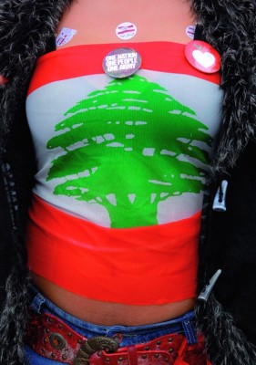 Una joven libanesa con una camiseta con los colores de la bandera de Líbano
