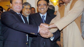 Los vencedores de los comicios del 18 de febrero, el viudo de Benazir Bhutto y presidente del PPP, Asif Ali Zardari (izqda); el ex primer ministro y líder del PML-N, Nawaz Sharif, y el líder del partido Awami National Party, Asfandyar Wali (dcha)
