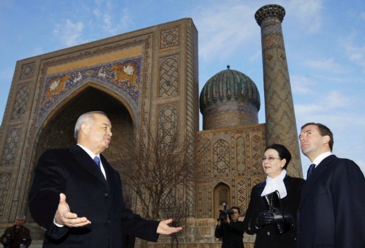 El presidente ruso, Dmitry Medvedev (d), y el de Uzbekistán, Islam Karimov