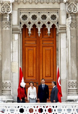 El presidente sirio Bashar al-Asad y su esposa Asma (en el centro) son recibidos en el palacio Ciragan por el presidente de Turquía Abdullah Gul y su esposa Hayrunnisa Gul