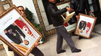 Funcionarios de la oficina del primer ministro retiran los retratos oficiales del presidente Ben Ali