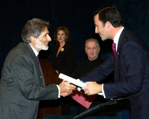 Edward Said recibiendo el Premio Príncipe de Asturias