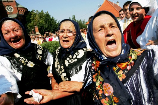 Ancianas croatas en el festival de Dakovacki Vezovi
